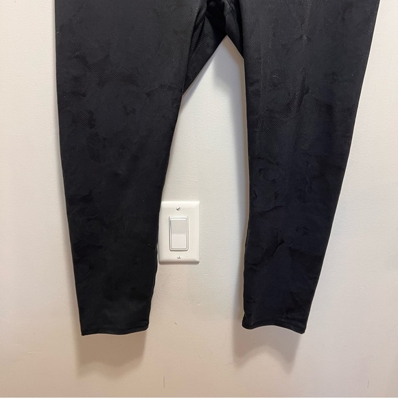 Fabletics Black Shimmery Cropped Leggings Activewear Size XL - Picture 3 of 7